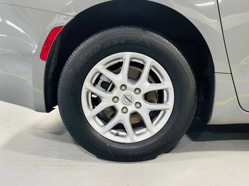 Used 2025 Chrysler Pacifica Select FWD image 12