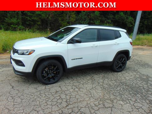 Certified 2025 Jeep Compass Latitude w/ Altitude Special Edition AWD/4WD image 7
