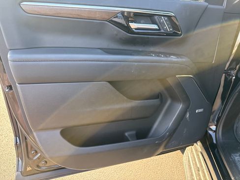 Used 2025 Chevrolet Suburban High Country image 12