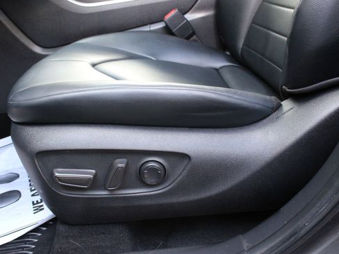 Used 2024 Toyota Highlander XLE AWD/4WD image 13