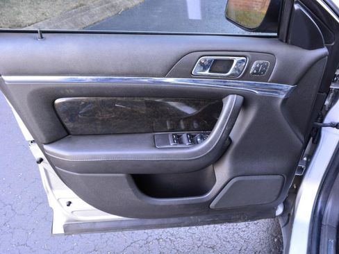 Used 2013 Lincoln MKS image 9