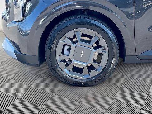 Certified 2025 Kia Carnival EX image 9