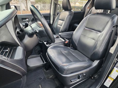 Used 2015 Toyota Sienna SE image 29