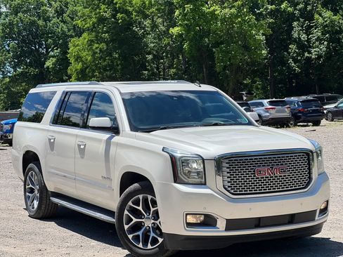 Used 2015 GMC Yukon XL Denali w/ Touring Package AWD/4WD image 8