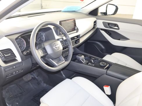 Used 2025 Nissan Rogue SV w/ SV Premium Package image 2