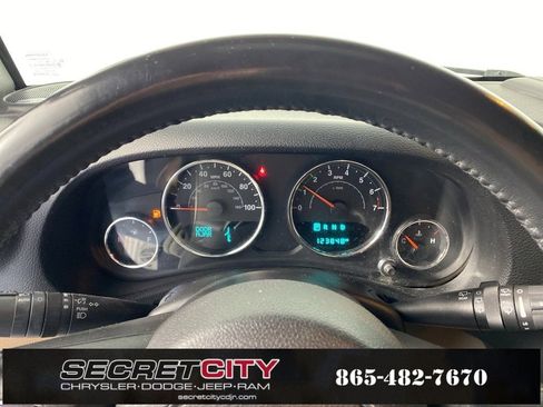 Used 2018 Jeep Wrangler Unlimited Sahara w/ Connectivity Group image 17