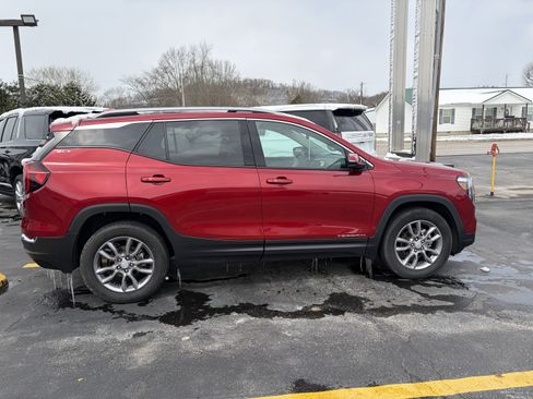 Used 2024 GMC Terrain SLT w/ Infotainment Package II image 4