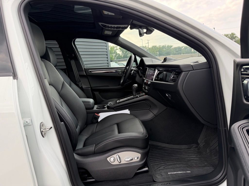 Used 2026 Porsche Macan AWD/4WD image 12