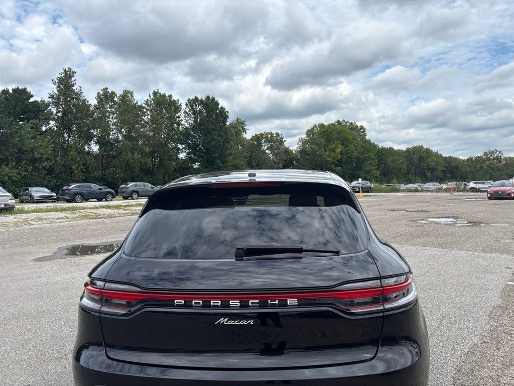 Used 2024 Porsche Macan AWD/4WD image 3