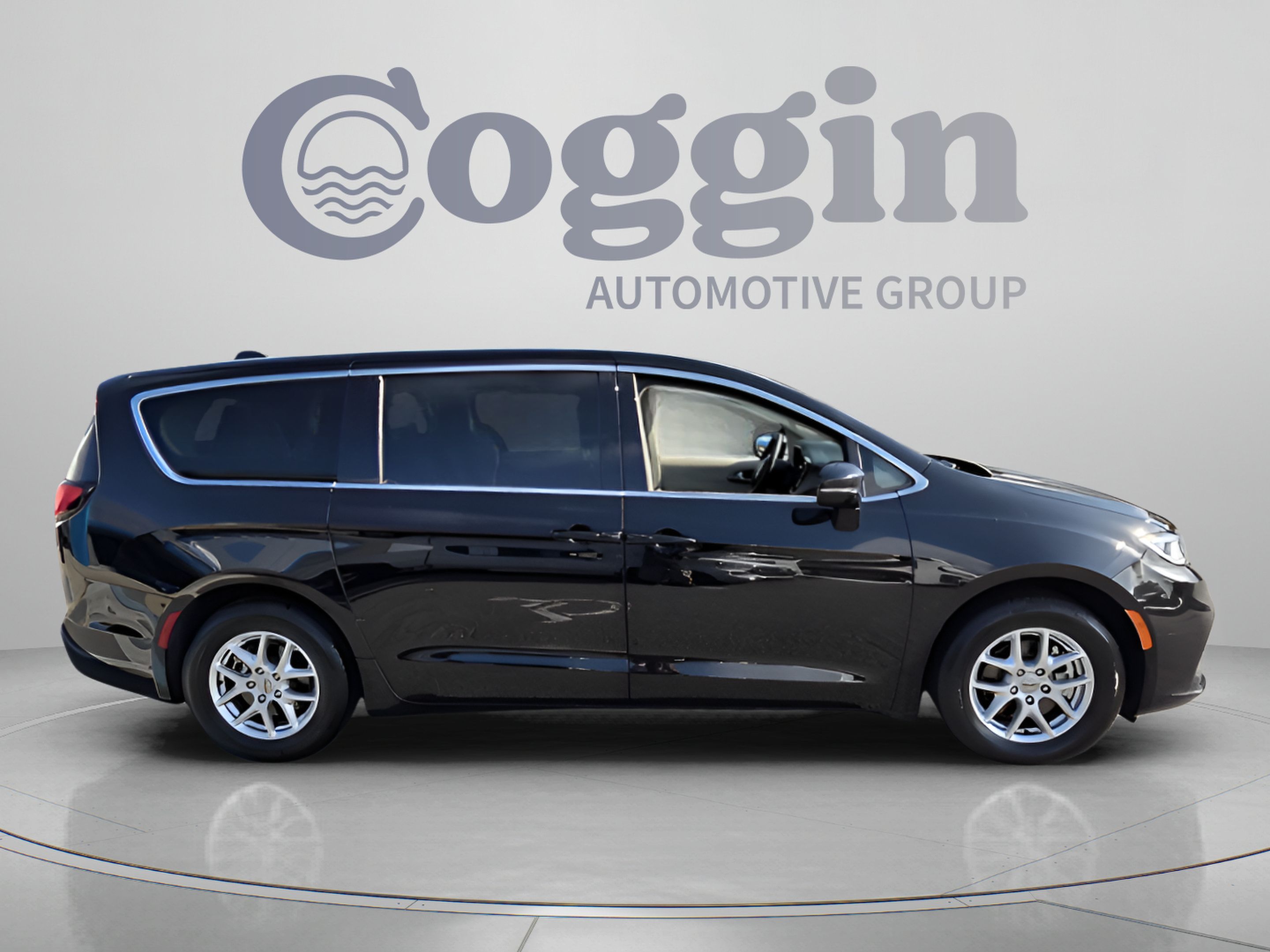 Used 2024 Chrysler Pacifica Touring-L FWD image 6