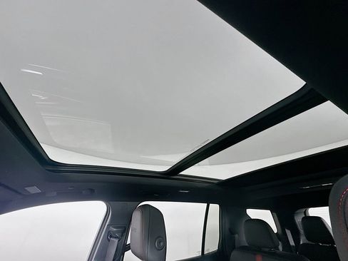 Used 2025 Chevrolet Traverse RS image 21