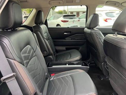 Used 2024 Nissan Pathfinder Platinum image 18