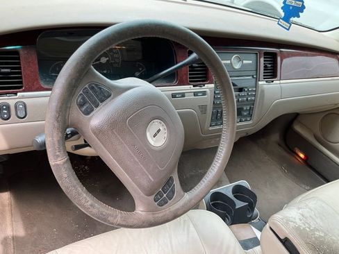 Used 2003 Lincoln Town Car Executive RWD image 10