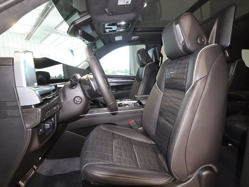 Used 2025 Cadillac Escalade ESV V AWD/4WD image 23