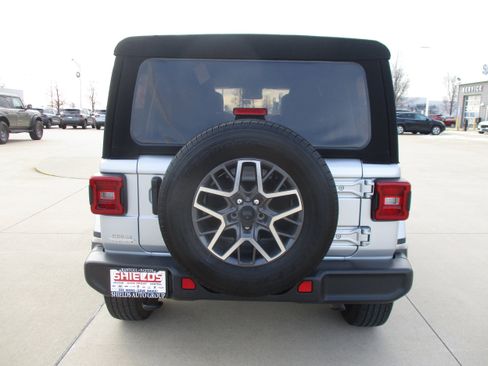 Used 2024 Jeep Wrangler Unlimited Sahara AWD/4WD image 5