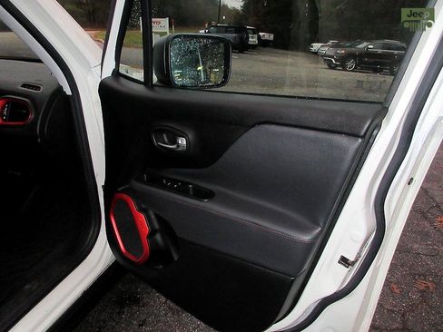 Used 2015 Jeep Renegade Trailhawk w/ Premium Leather Group image 17