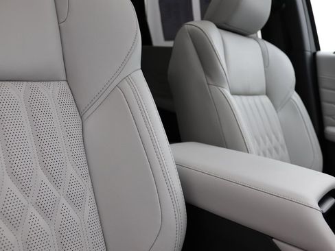 Used 2025 Mitsubishi Outlander AWD image 7