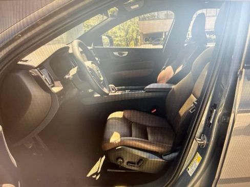 Used 2024 Volvo XC60 B5 Plus AWD/4WD image 3