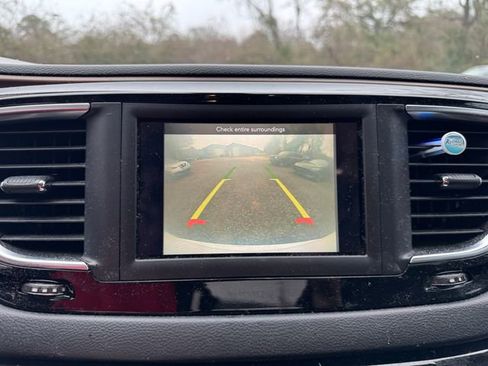 Used 2019 Chrysler Pacifica Touring-L image 17