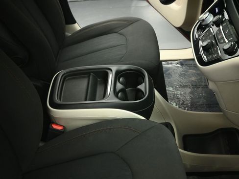 Used 2020 Chrysler Pacifica Touring w/ Tire & Wheel Group FWD image 53