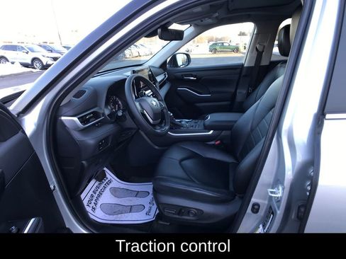 Used 2023 Toyota Highlander XLE image 4