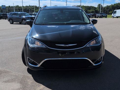 Used 2017 Chrysler Pacifica Touring-L FWD image 10