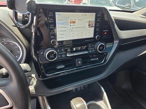 Used 2022 Toyota Highlander XSE FWD image 25
