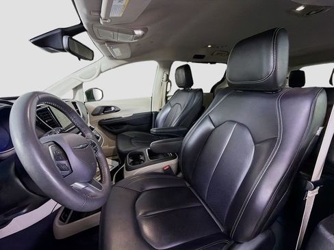 Used 2023 Chrysler Pacifica Touring-L image 13