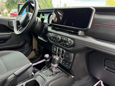 Used 2025 Jeep Wrangler Rubicon w/ Technology Group image 23
