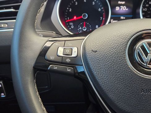 Used 2021 Volkswagen Tiguan SE w/ Panoramic Sunroof Package image 22