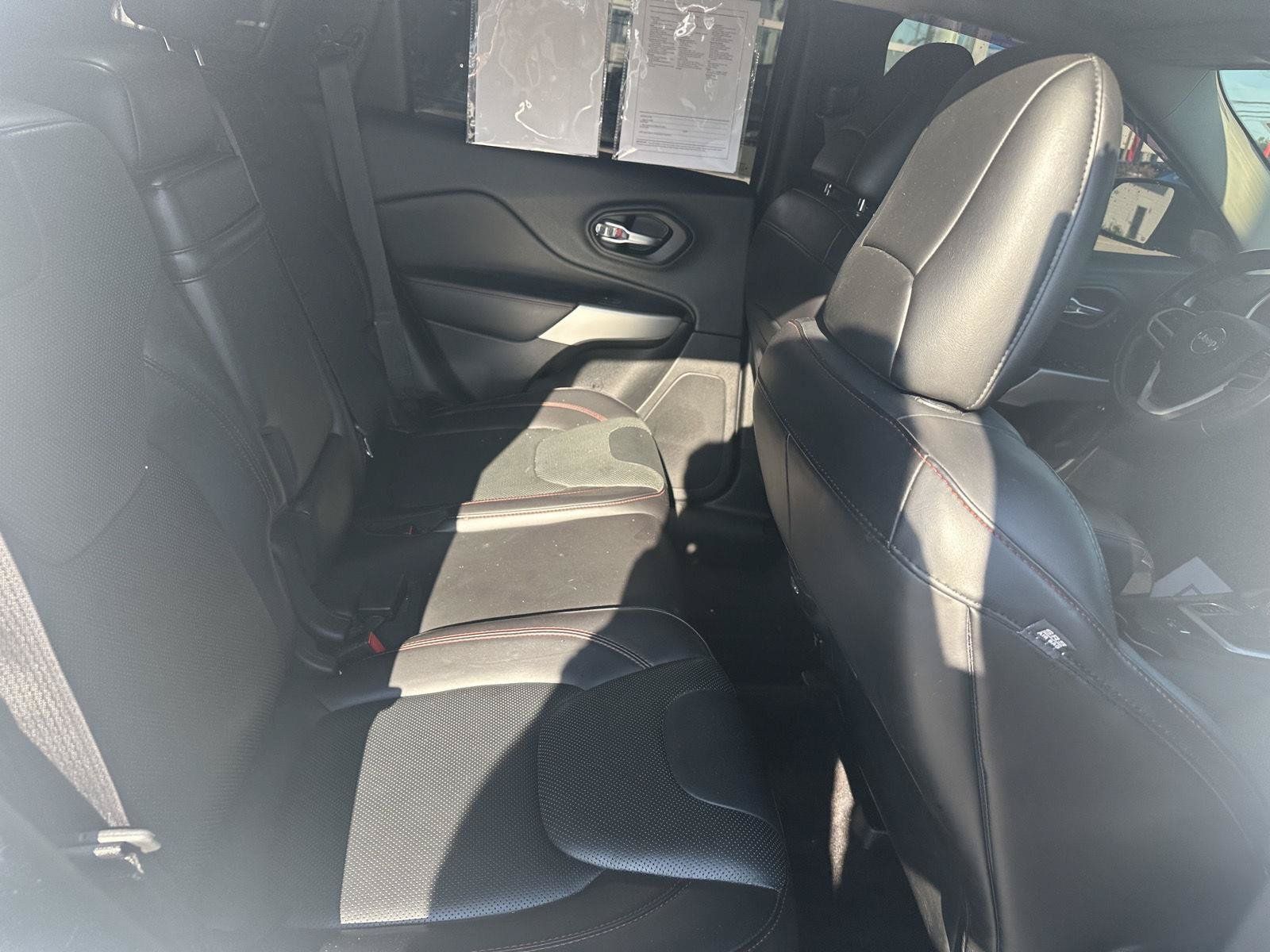 Used 2017 Jeep Cherokee Trailhawk AWD/4WD image 25