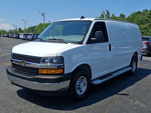 Used 2025 Chevrolet Express 2500 w/ Driver Convenience Package RWD image 3