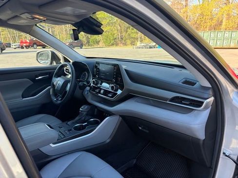 Used 2021 Toyota Highlander XLE image 25