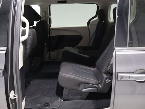 Used 2021 Chrysler Voyager LX image 18