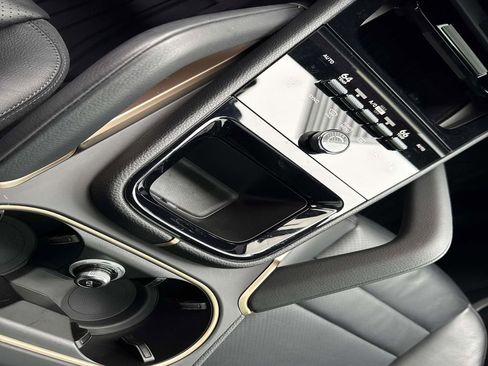 Used 2024 Porsche Cayenne Base image 26