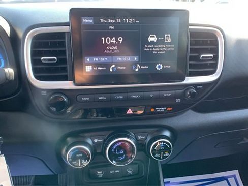 Used 2023 Hyundai Venue SEL image 14