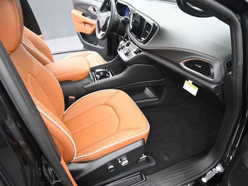 New 2026 Chrysler Pacifica Pinnacle image 17