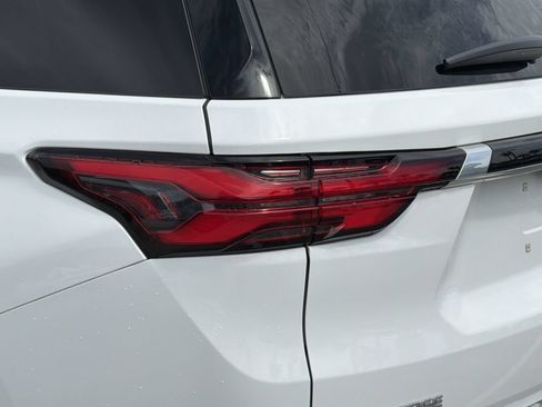 Used 2023 Chevrolet Traverse Premier FWD image 7