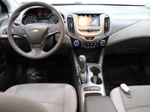 Used 2018 Chevrolet Cruze LT w/ Convenience Package FWD image 2