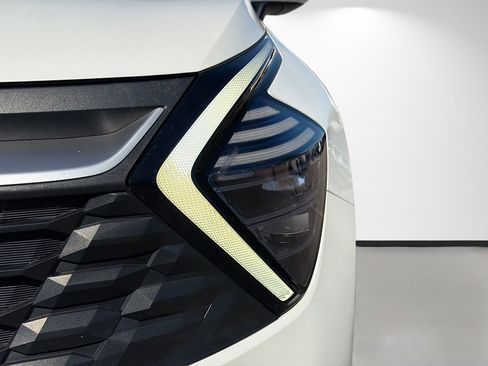 Used 2024 Kia Sportage LX image 9