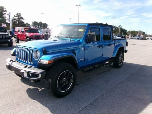 Used 2023 Jeep Gladiator Overland image 2
