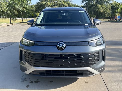 Certified 2026 Volkswagen Tiguan SE FWD image 3