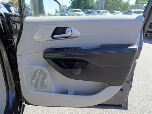 Used 2017 Chrysler Pacifica Premium image 18