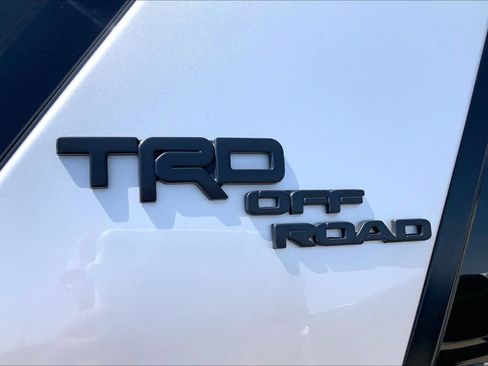 Used 2018 Toyota 4Runner TRD Off-Road Premium AWD/4WD image 10