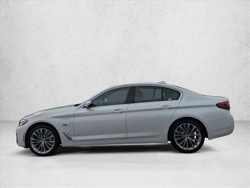 Used 2023 BMW 530e w/ Premium Package image 9