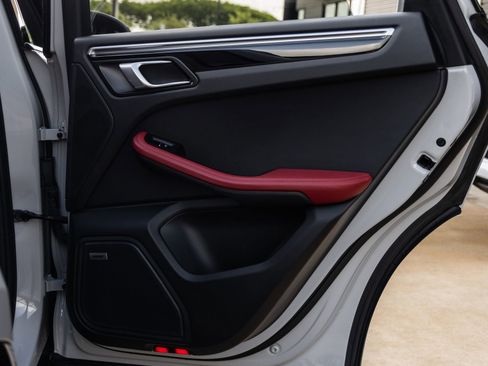 Certified 2023 Porsche Macan image 41