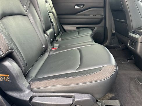 Used 2022 Nissan Pathfinder SL w/ Lighting Package (N92) image 16