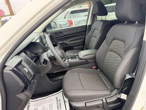 Used 2025 Nissan Pathfinder S FWD image 9