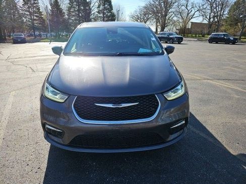 Used 2023 Chrysler Pacifica Touring-L image 9