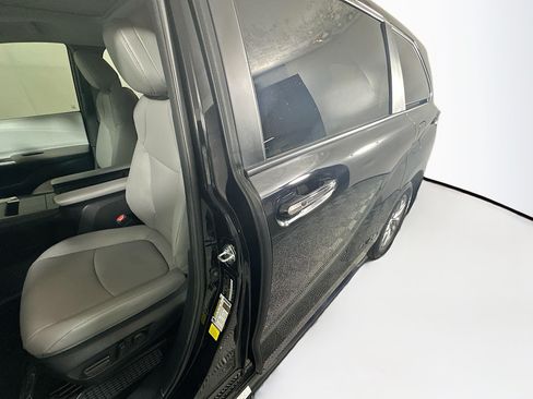Used 2025 Toyota Sienna XLE FWD image 12